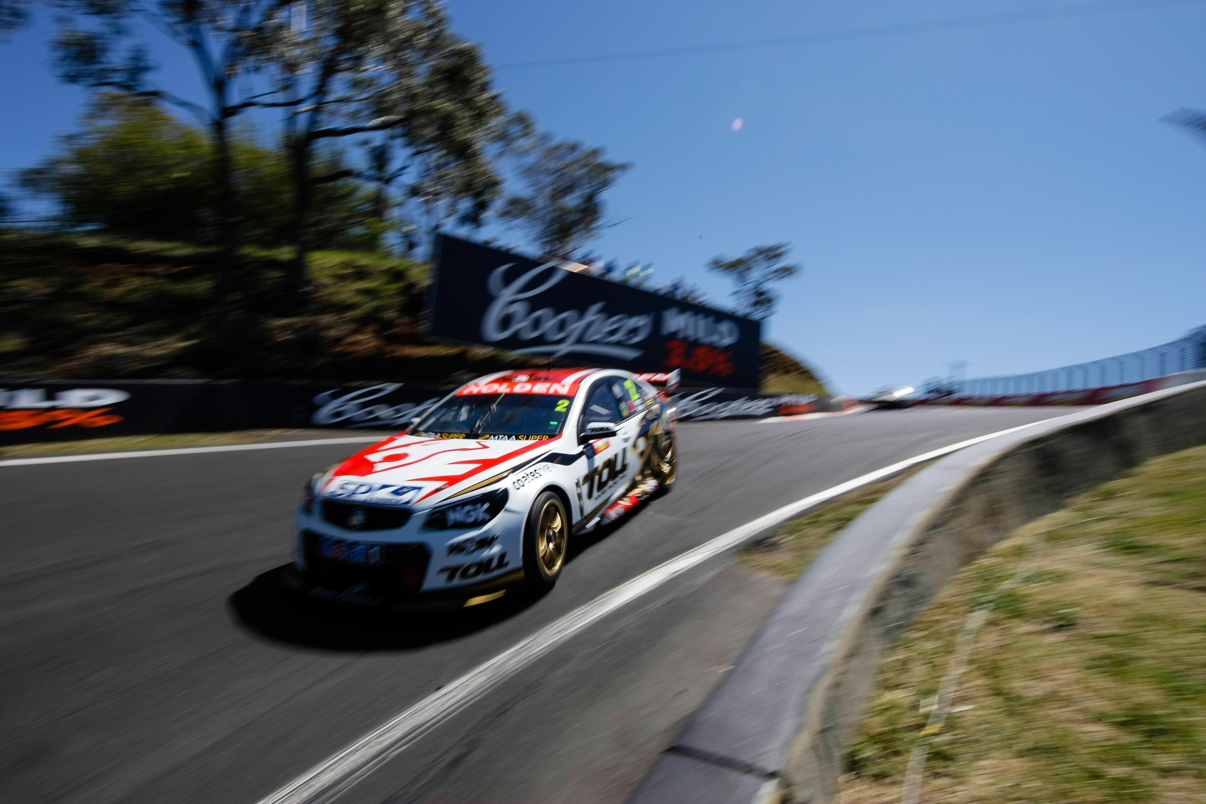 v8 supercar drifting at the bathurst 100