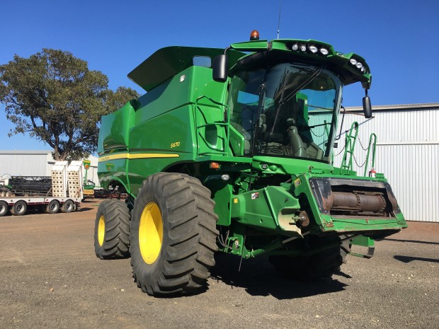 John Deere S670 combine