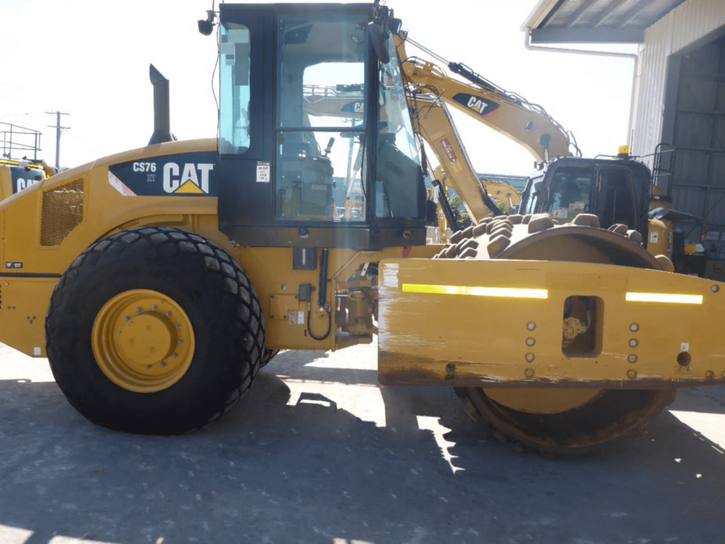Cat compact roller CS76