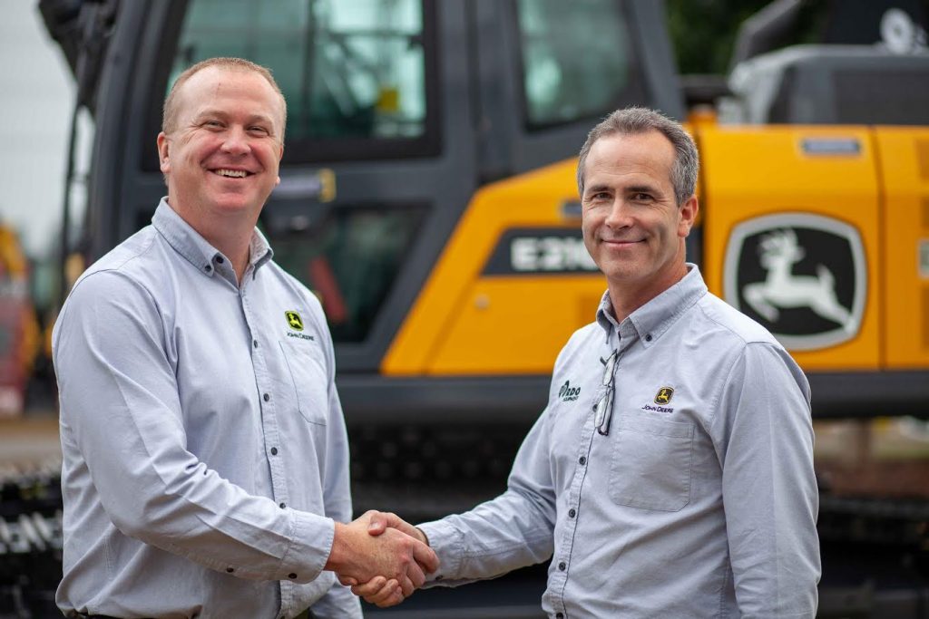 Jeff Kraft from John Deere Construction and Forestry shaking hands with RDO Equipment Australia's Mark Khun